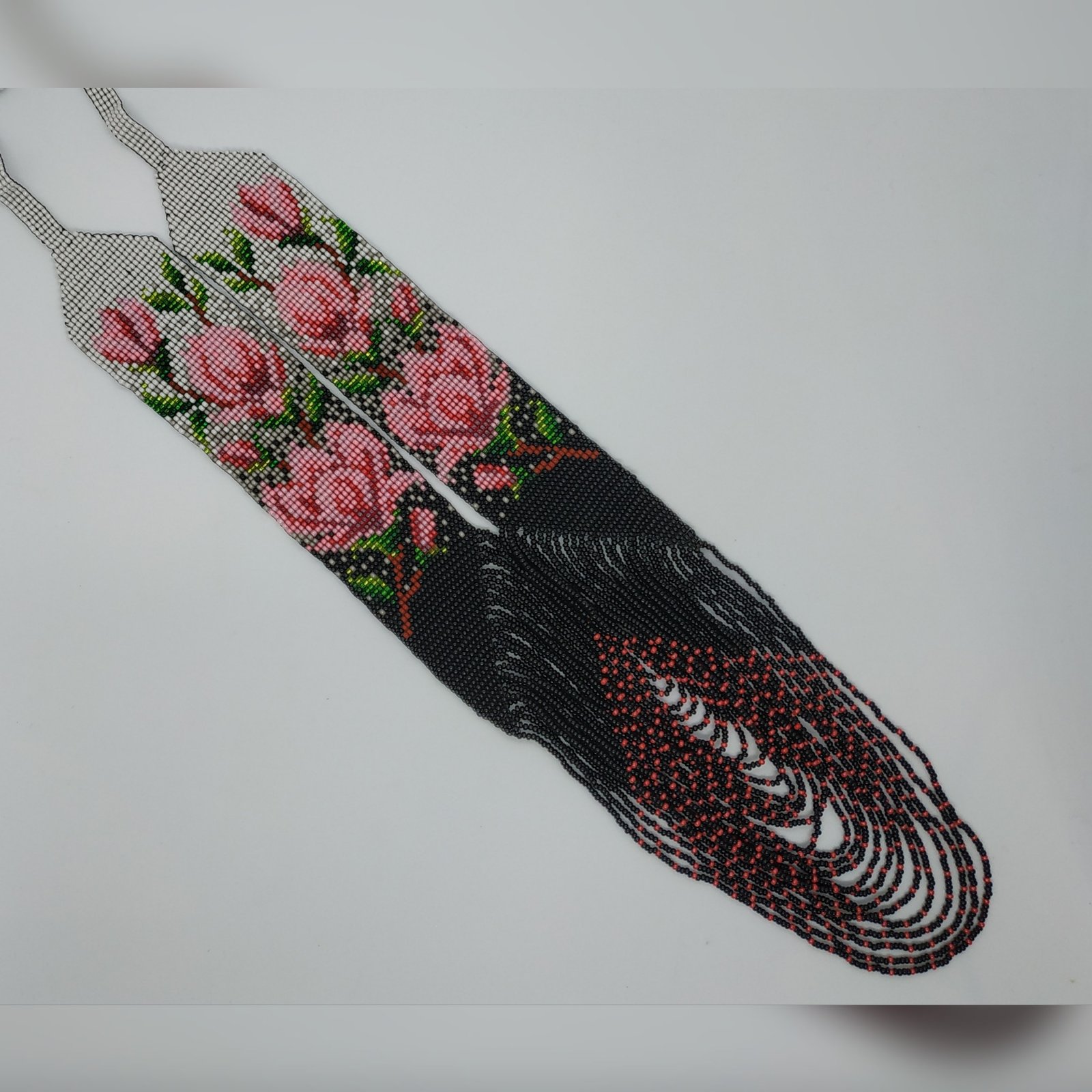 Гердан квітковий “Магнолія” у чорному та рожевому кольорі з низками бісеру