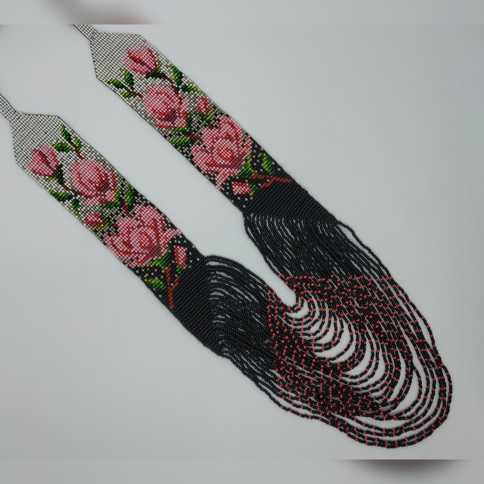 Гердан квітковий “Магнолія” у чорному та рожевому кольорі з низками бісеру