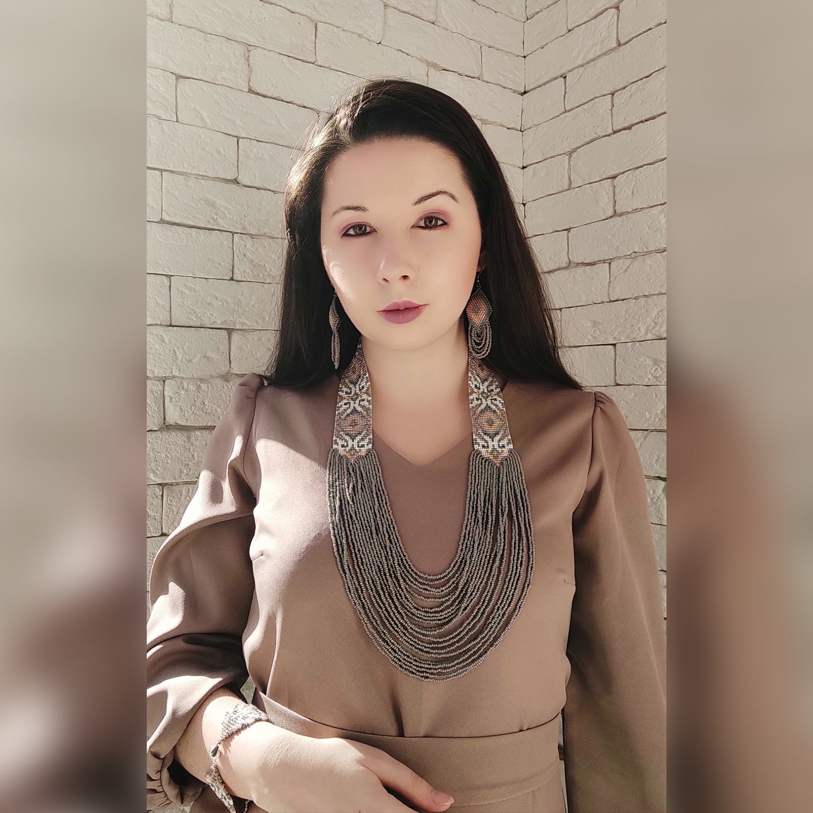 Сіро-бежевий гердан “Ілюзія” з низками бісеру