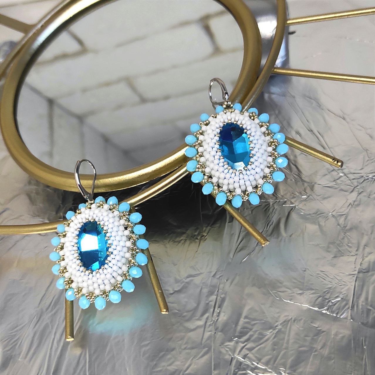 Сережки “Анна” у білому кольорі з блакитною стразою