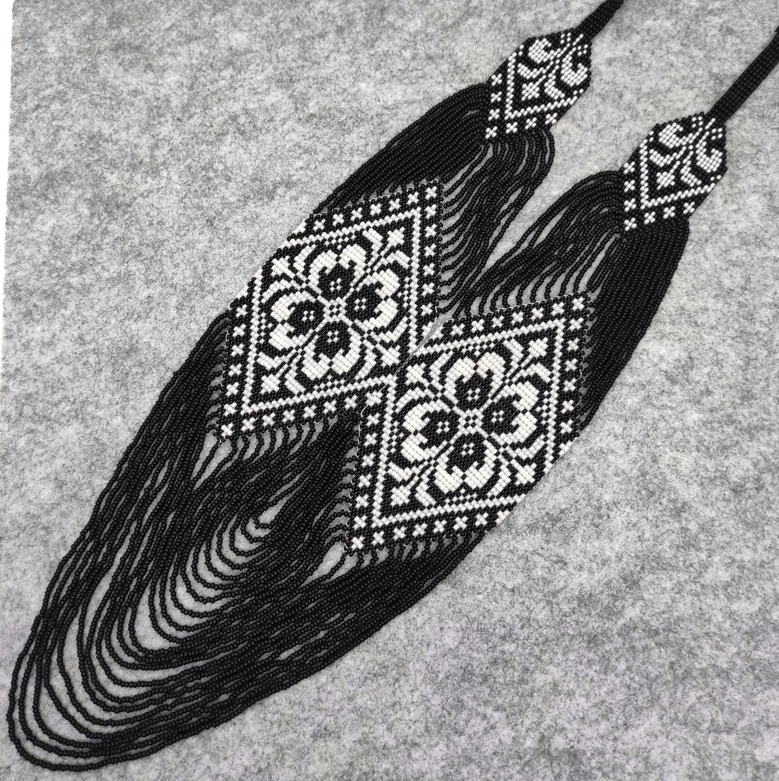 Чорно-білий гердан “Мокош” з квітковим орнаментом 
