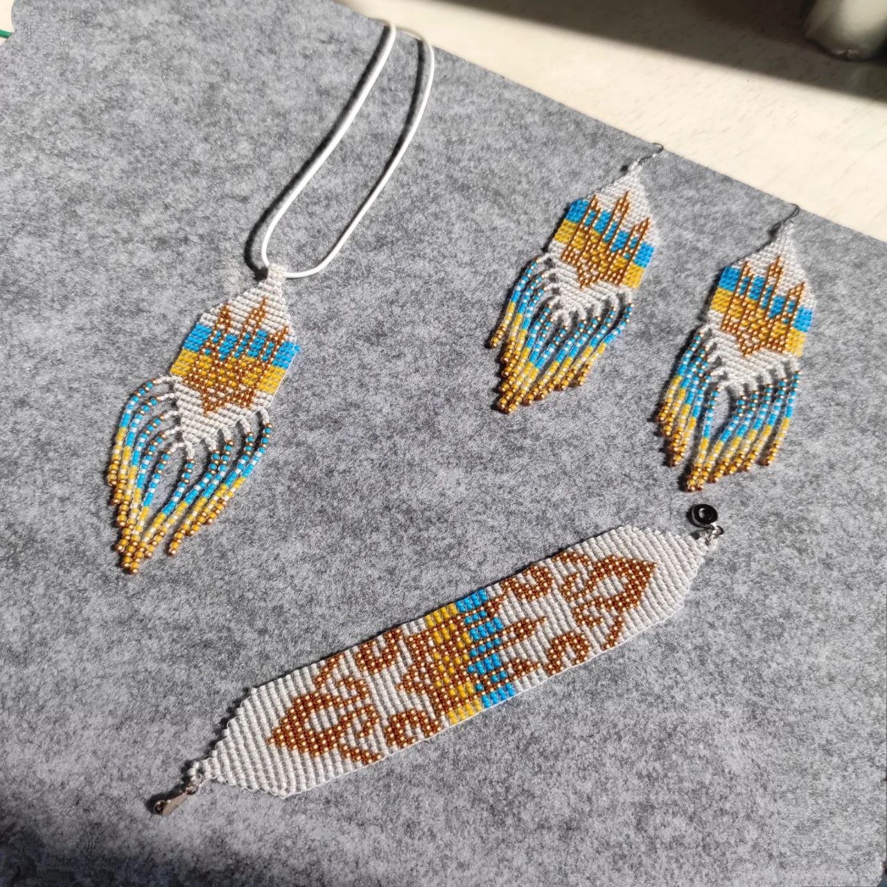 Браслет з тризубом та українським прапором “Воля”
