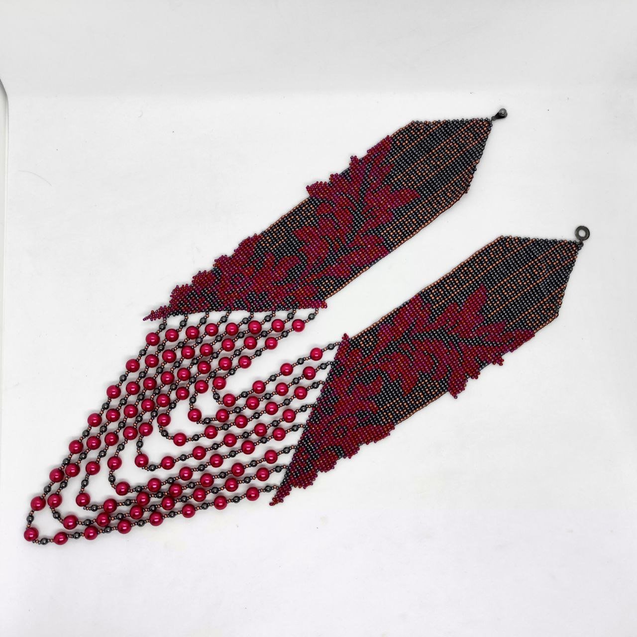Гердан у чорному кольорі з червоним намистом “Багряний”