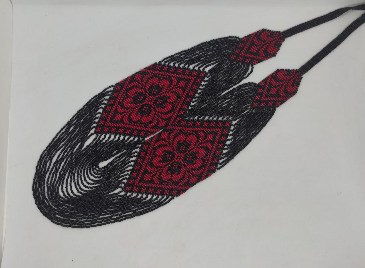 Чорно-червоний гердан ′Мокоша′ з квітковим орнаментом